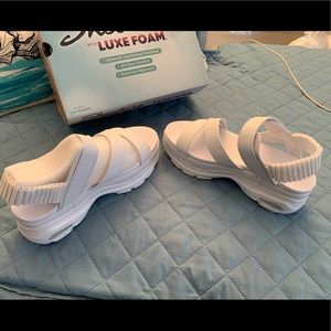 Size 8 brand new never worn sketchers memory foam sandals/shoes
